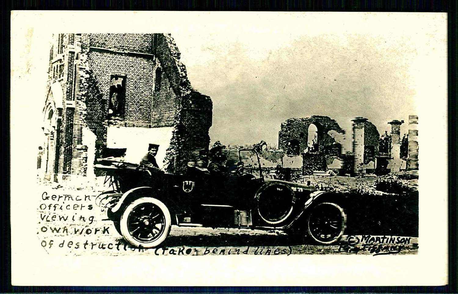 Antideutsche Fotokarte, hier begutachten deutsche Offiziere ihr ...