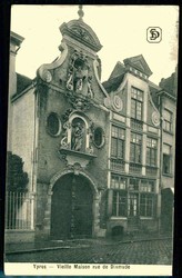 Ypern, s/w.-AK mit historischen Häusern, als Feldpostkarte gelaufen, ...