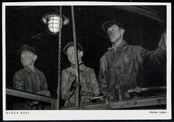 Werbekarte der Firma Leica mit Aufnahme von Auszubildenden in einem ...