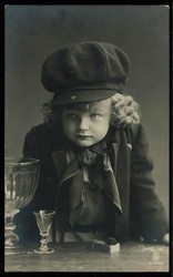 Fotokarte eines Kindes vor Weinglas und Zigarre, gelaufen München ...