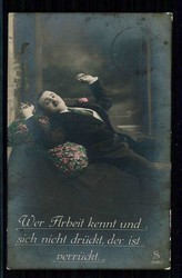 Humorkarte über einen Faulenzer im Anzug auf dem Sofa, gelaufen ...