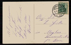 Humorkarte über einen Faulenzer im Anzug auf dem Sofa, gelaufen ...