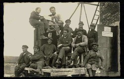 Fotokarte mit Arbeitern bei einer Montage eines Transformators, um ...