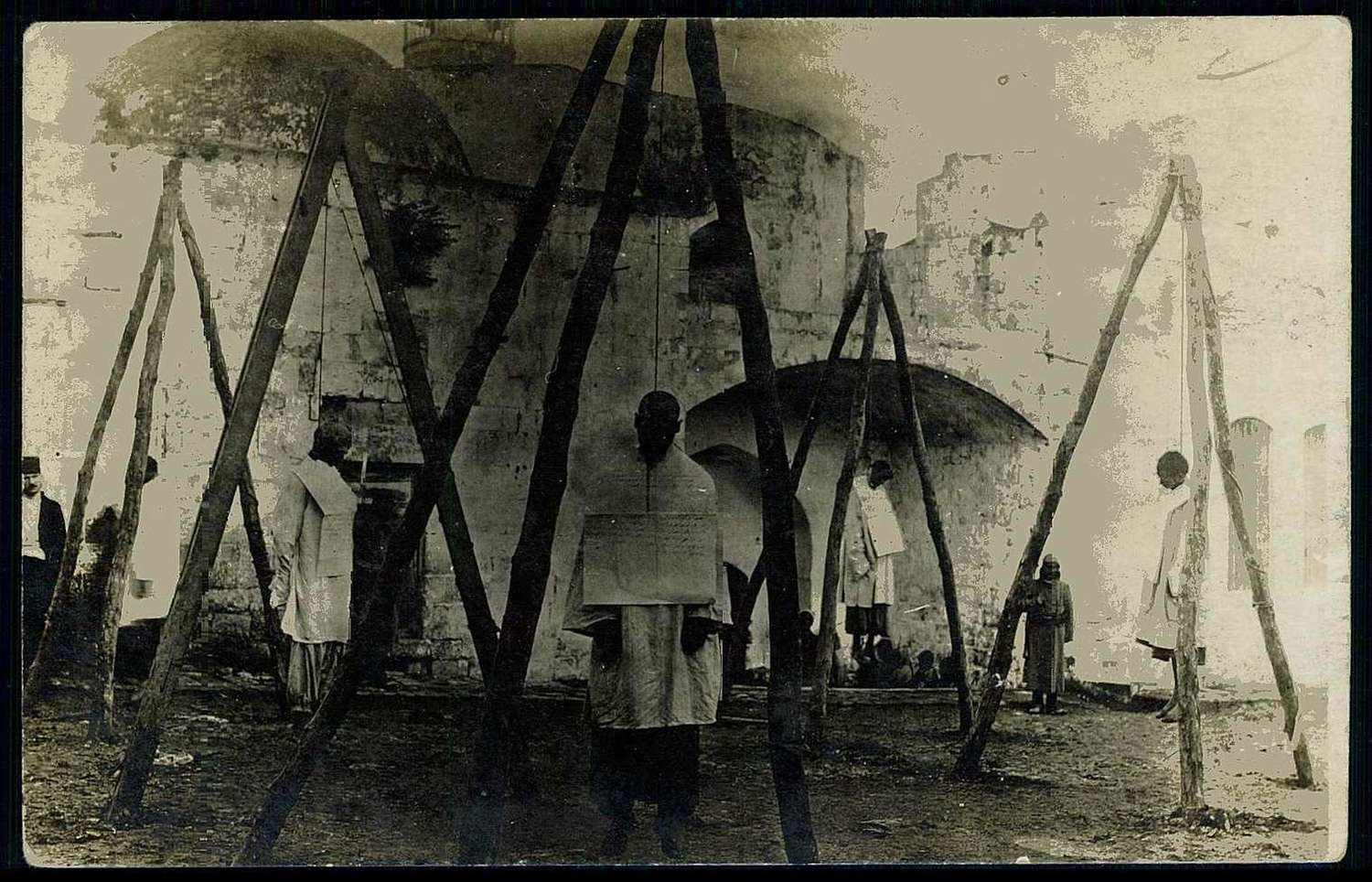 Osmanisches Reich, Fotokarte wohl um 1914 mit fünf gehängten ...