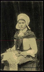 Niederländische Karte mit Abbildung einer Frau in Trachten beim ...