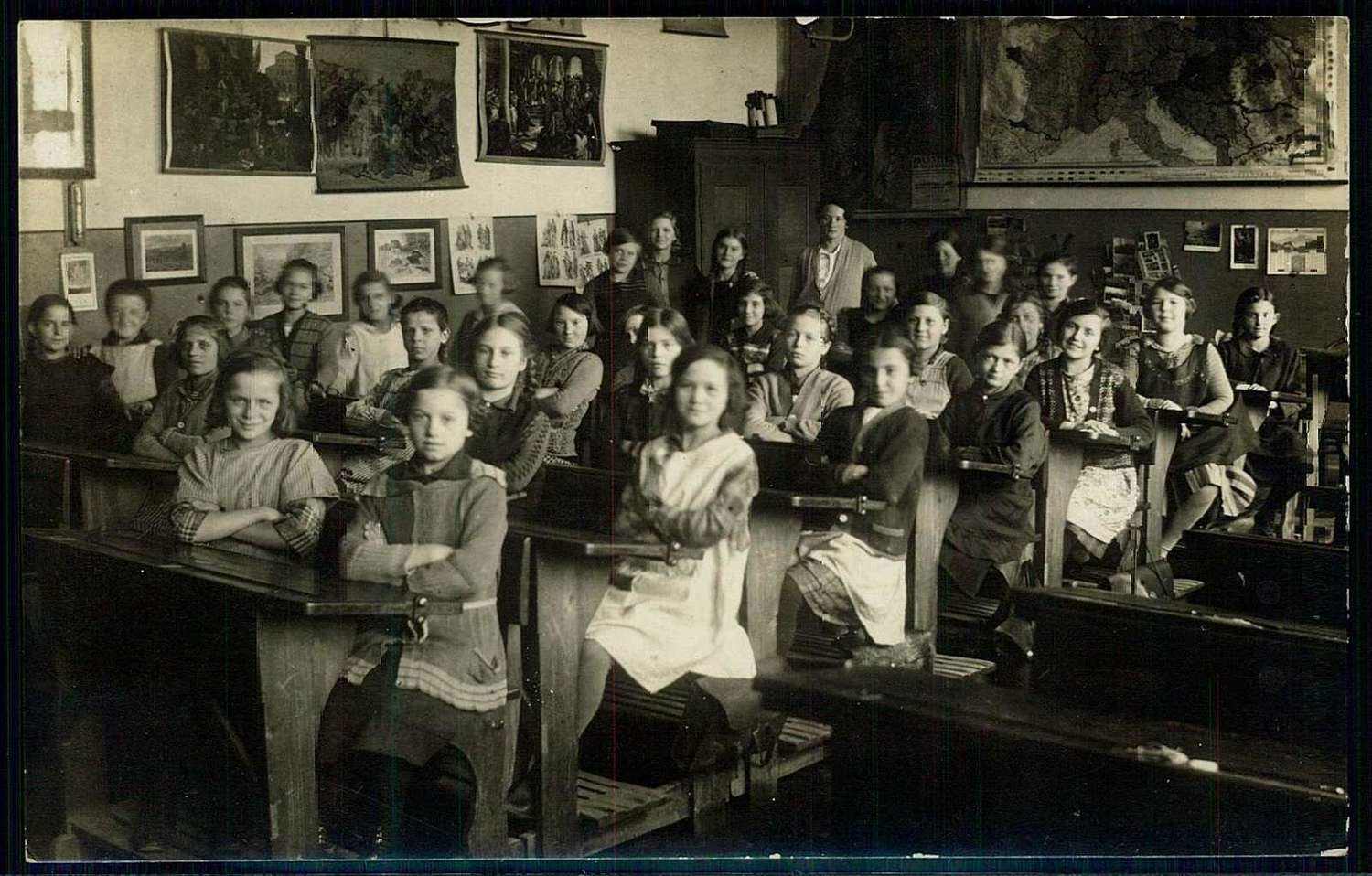 Ausbildung, Kindergarten, Schule usw., HIER 'Foto einer ...