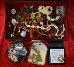 Modeschmuck-Konvolut: in einer Schmuckkassette, dabei u. a. einige ...