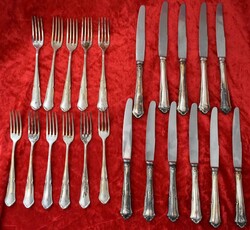 Silbernes Dessert-Besteck: je elf Dessert-Messer und -Gabeln aus ...