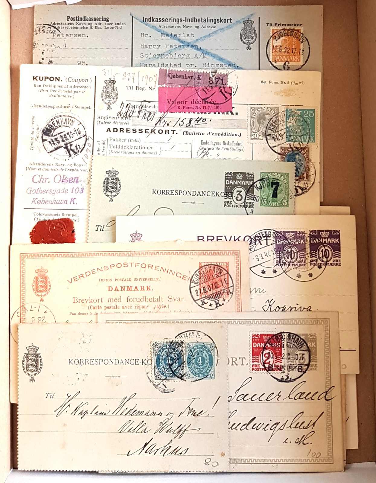 DÄNEMARK 1892 bis 1940. Ca. 25 Belege, dabei Ganzsachen, Paketkarten ...