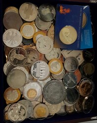 Nachlass von ca. 5 kg unedlen, meist modernen Medaillen in Holzkiste, ...