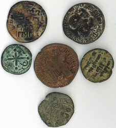 Antike Welt. Kleiner Nachlass von 6 unbestimmten Bronzemünzen, dabei ...