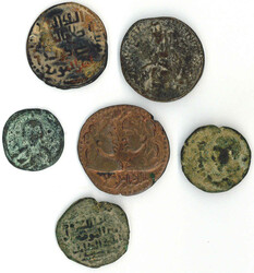 Antike Welt. Kleiner Nachlass von 6 unbestimmten Bronzemünzen, dabei ...