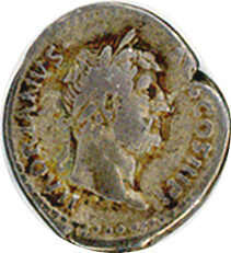 Römisches Kaiserreich. Denar, belorbeertes Kopfbild rechts/lagernder ...