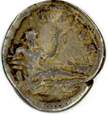 Römisches Kaiserreich. Denar, belorbeertes Kopfbild rechts/lagernder ...