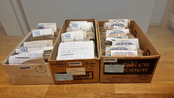 1900-1960, drei sehr gehaltvolle Kisten voll mit Ansichtskarten, alle ...