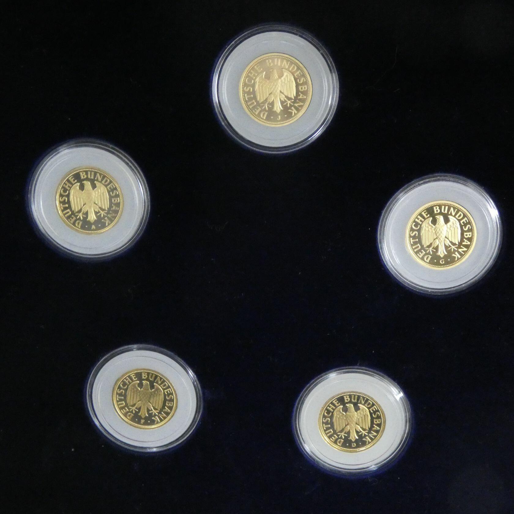 Holzkassette mit einer kompletten Serie der Goldmark 2001, J. ...