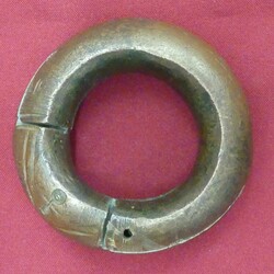 Westafrika: Vormünzliches Zahlungsmittel in Form einer verzierten ...