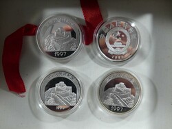 Kleines Lot von vier Silbermünzen zu 5 Yuan aus 1984 bis 1997, ...