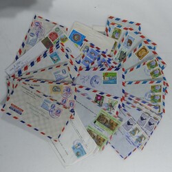 Schachtel mit mehreren hundert meist bunt frankierten Belegen aus ...