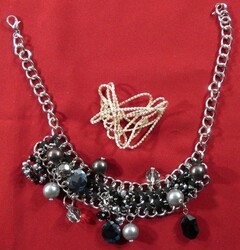 Damen-Halsband Das versilberte Halsband mit diversen künstlichen ...