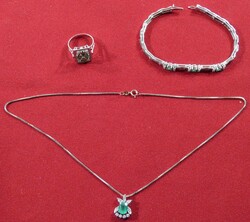 Set mit Smaragden und Diamanten: Das Set ist eine skandinavische ...