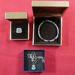 Set mit Smaragden und Diamanten: Das Set ist eine skandinavische ...