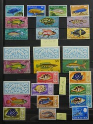 Saubere Sammlung der 60er Jahre im Steckbuch.  Automatically ...