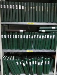 Riesensammlung von Marken und Belegen in nicht weniger als 64 Alben. ...