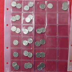 Sammlung von ca. 40 Münzen vom 1-Cent- bis zum 1-Dollar-Stück aus ...
