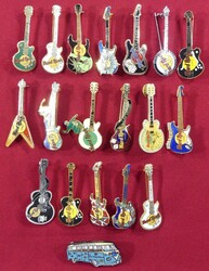 18 verschiedene Hard Rock Guitar Pins sowie ein Anstecker in Form des ...