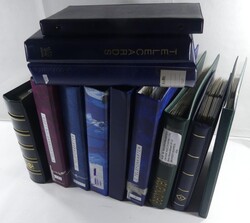 Große Sammlung in 12 Ordnern. Dabei kein Deutschland.