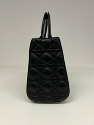Dior Lady BagKlassische Dior Lady Bag aus schwarzem Leder, veredelt ...