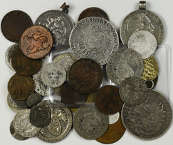 100.80.10: Pièces de machines à sous - pièces de monnaie - or de partout dans le monde