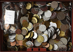 100.80.10: Pièces de machines à sous - pièces de monnaie - or de partout dans le monde