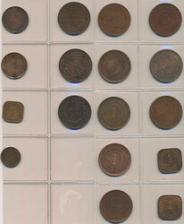Drei Münzblätter mit 58 Münzen der Straits Settlements, dabei ...
