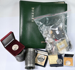 Ein Album sowie einige lose Münzen sowie Medaillen aus aller Welt, ...