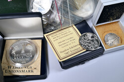 Ein Album sowie einige lose Münzen sowie Medaillen aus aller Welt, ...