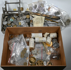 Kleiner Karton mit Münzen aus aller Welt, dabei auch Silber 5 und 10 ...