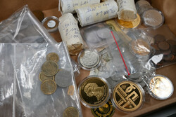 Kleiner Karton mit Münzen aus aller Welt, dabei auch Silber 5 und 10 ...