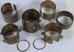 Primitivgeld - 6 Beduiner Armreife / Armspangen sowie 2 Ohringe aus ...