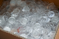 Karton voller neuen und benutzten Münzkapseln diverse Größen, ...