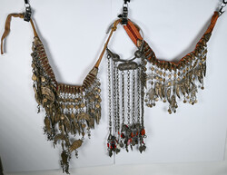 Schmuck, Afrika: Lot 3 Stück, dabei 2 Beduiner Halsketten auf Stoff ...