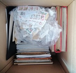 EUROPA e MONDIALI - Due scatoloni cm.33 x 36 x 39 con francobolli in ...