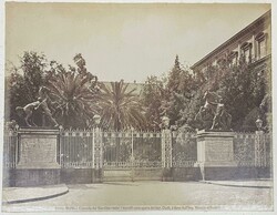 Napoli - Cancello del Giardino Reale, i cavalli sono opera del bar. ...