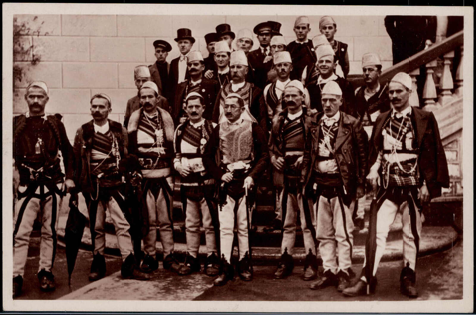 Gruppe Albanischer Männer in Trachten 1938  I-II