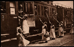 Rot-Kreuz-Schwestern beim verabschieden von Soldaten am Bahnhof um ...