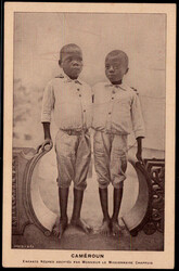 Zwei afrikanische Kinder in Kleidung der Mission um 1930  I-II