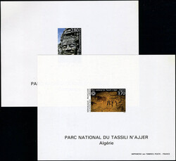 N° 110/11, La paire Patrimoine Universel blocs dentelés gommés, TB