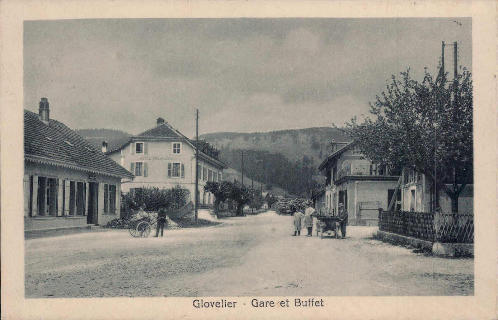 ca. 1915, "Glovelier - Gare et Buffet", s/w Lichtdruckkarte, belebte ...