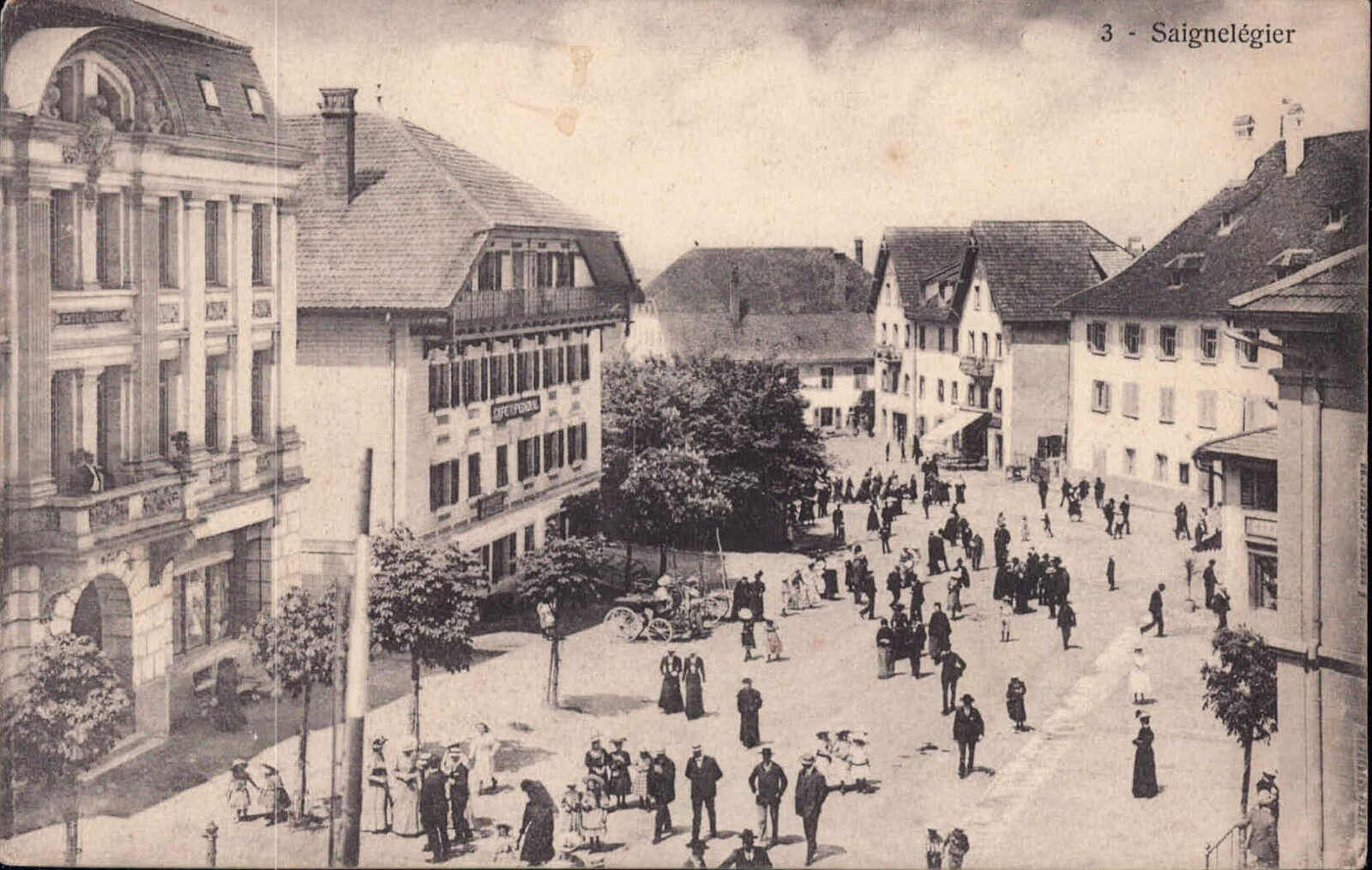 1910, "Saignelégier", s/w Lichtdruckkarte, sehr belebte ...